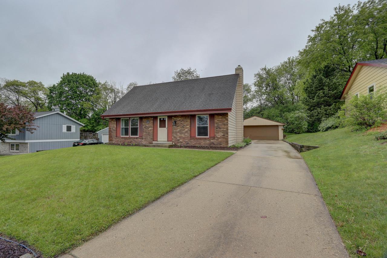 261 Willow Dr, Hartland, WI 53029