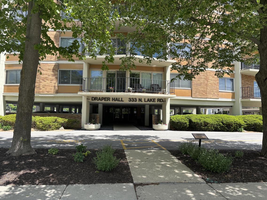 333 N Lake Rd #406, Oconomowoc, WI 53066