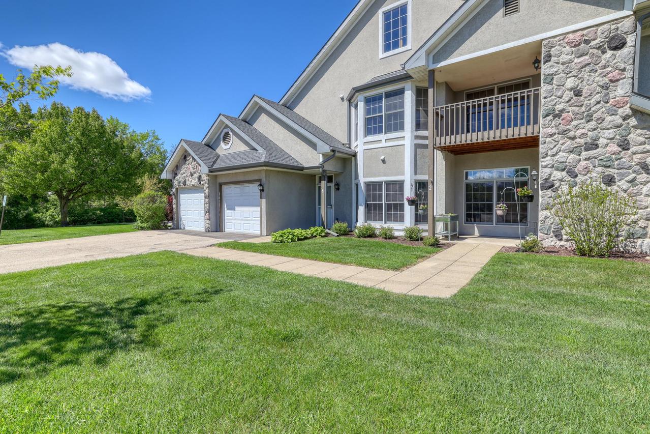 N30W23035 Pineview Cir #6, Pewaukee, WI 53072