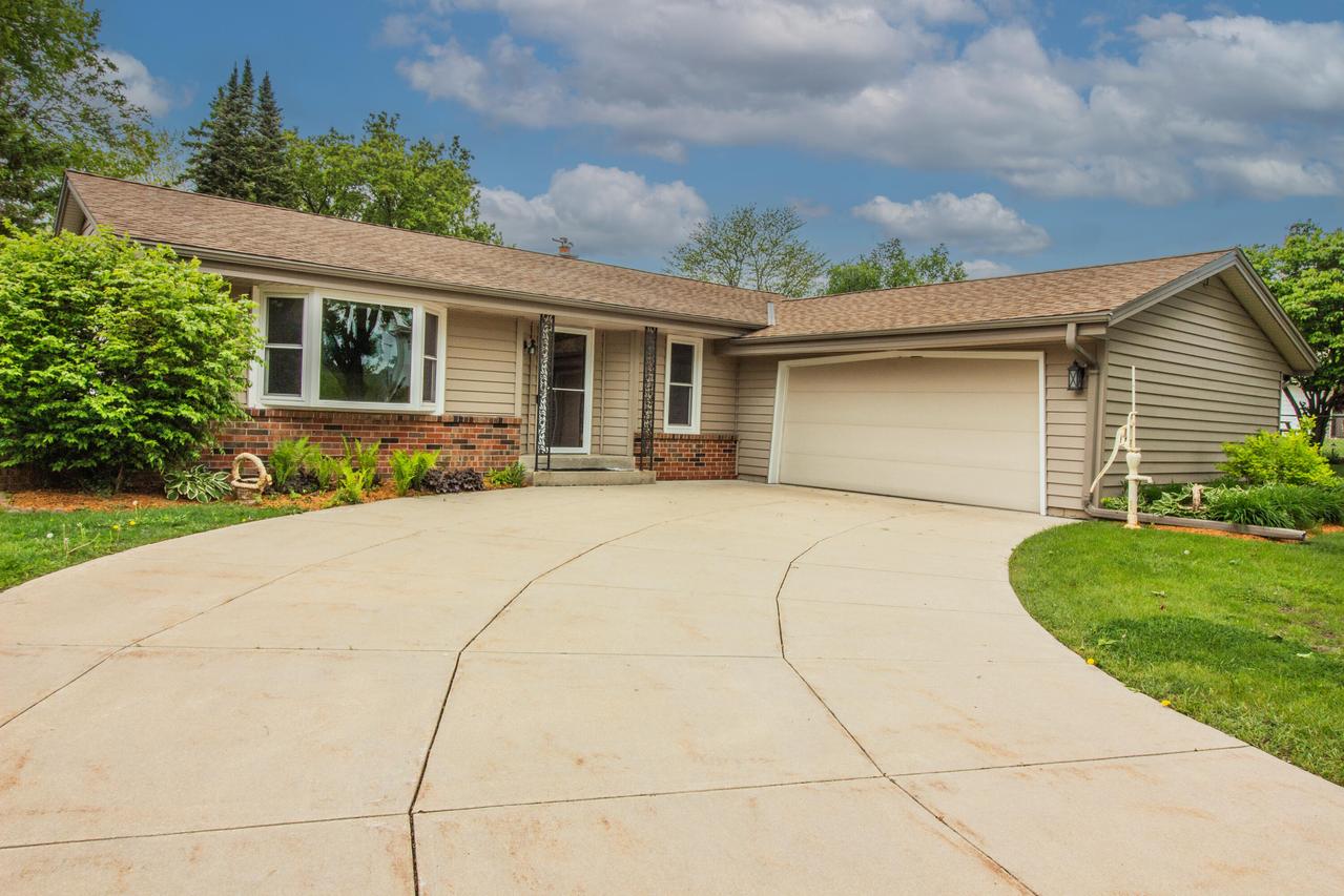 2215 Harris-highland Dr, Waukesha, WI 53188
