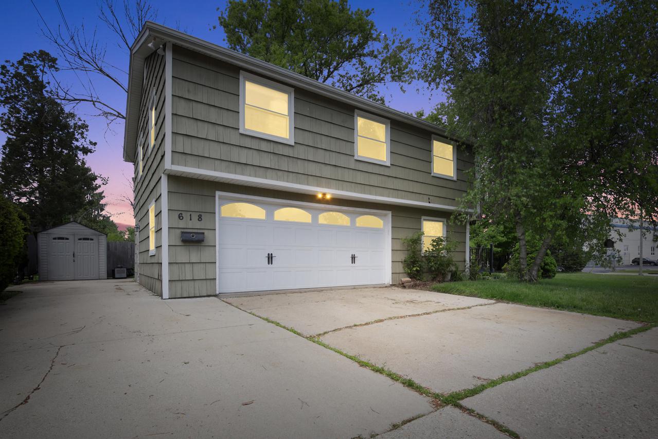 618 W 2nd St, Oconomowoc, WI 53066