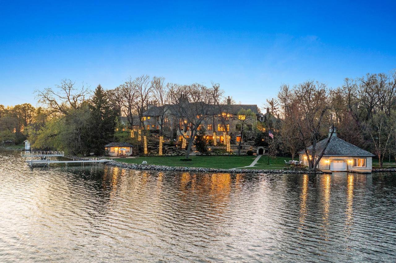 4513 N Hewitts Point, Oconomowoc Lake, WI 53066
