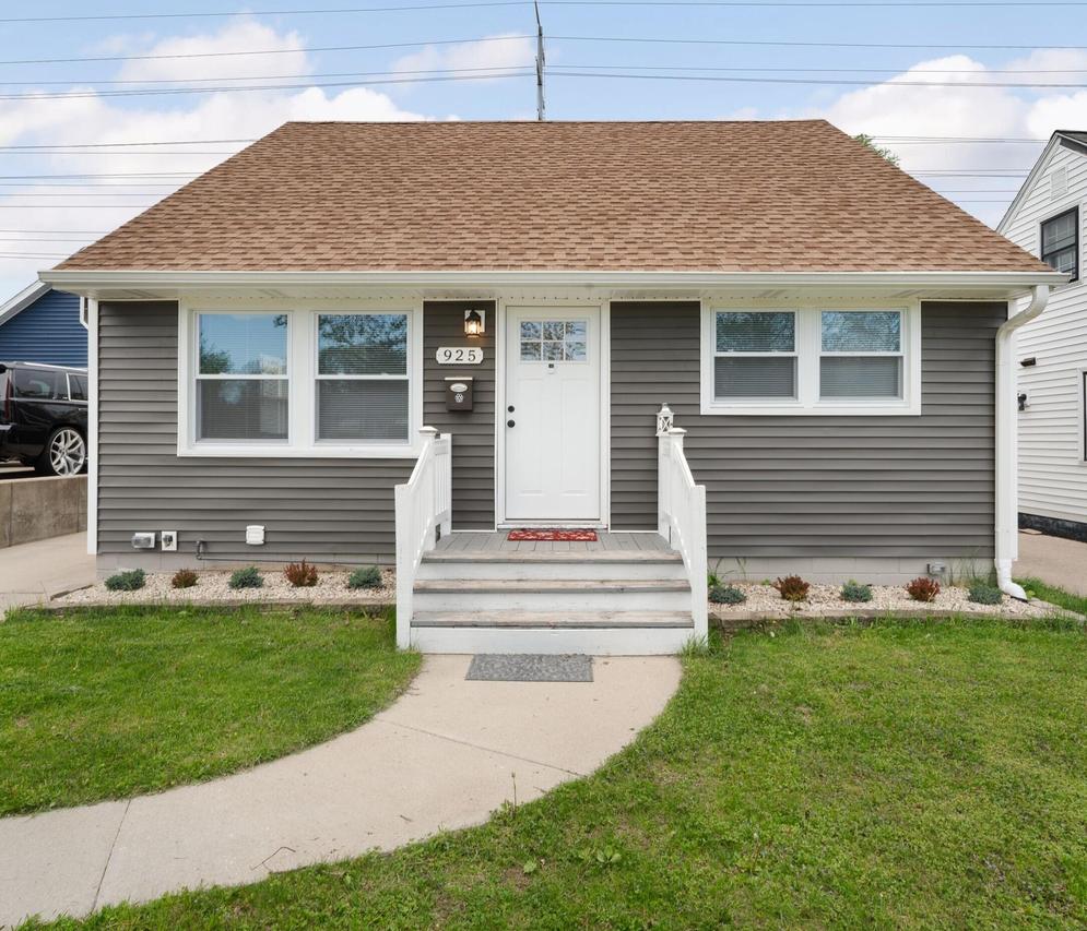 925 S 98th St, West Allis, WI 53214