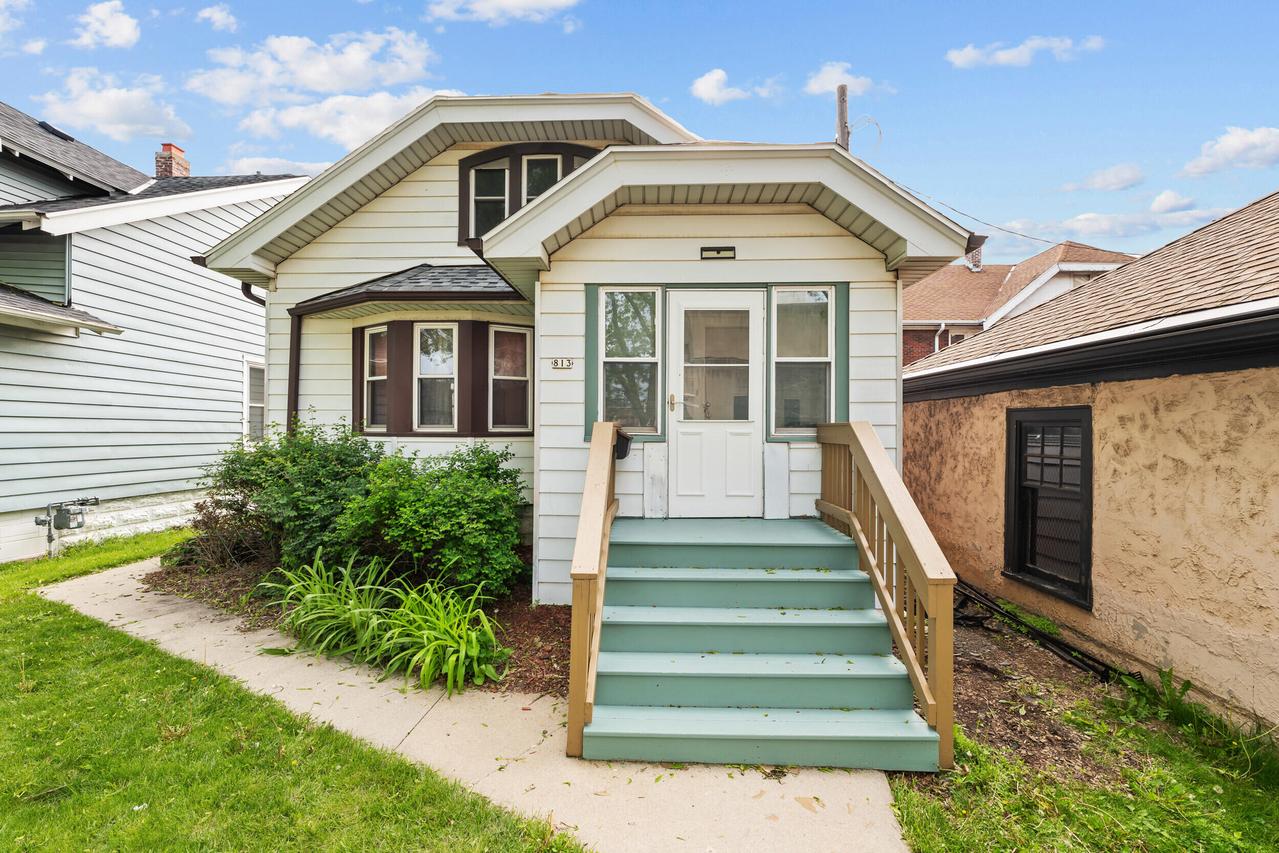 813 S 17th St, Milwaukee, WI 53204