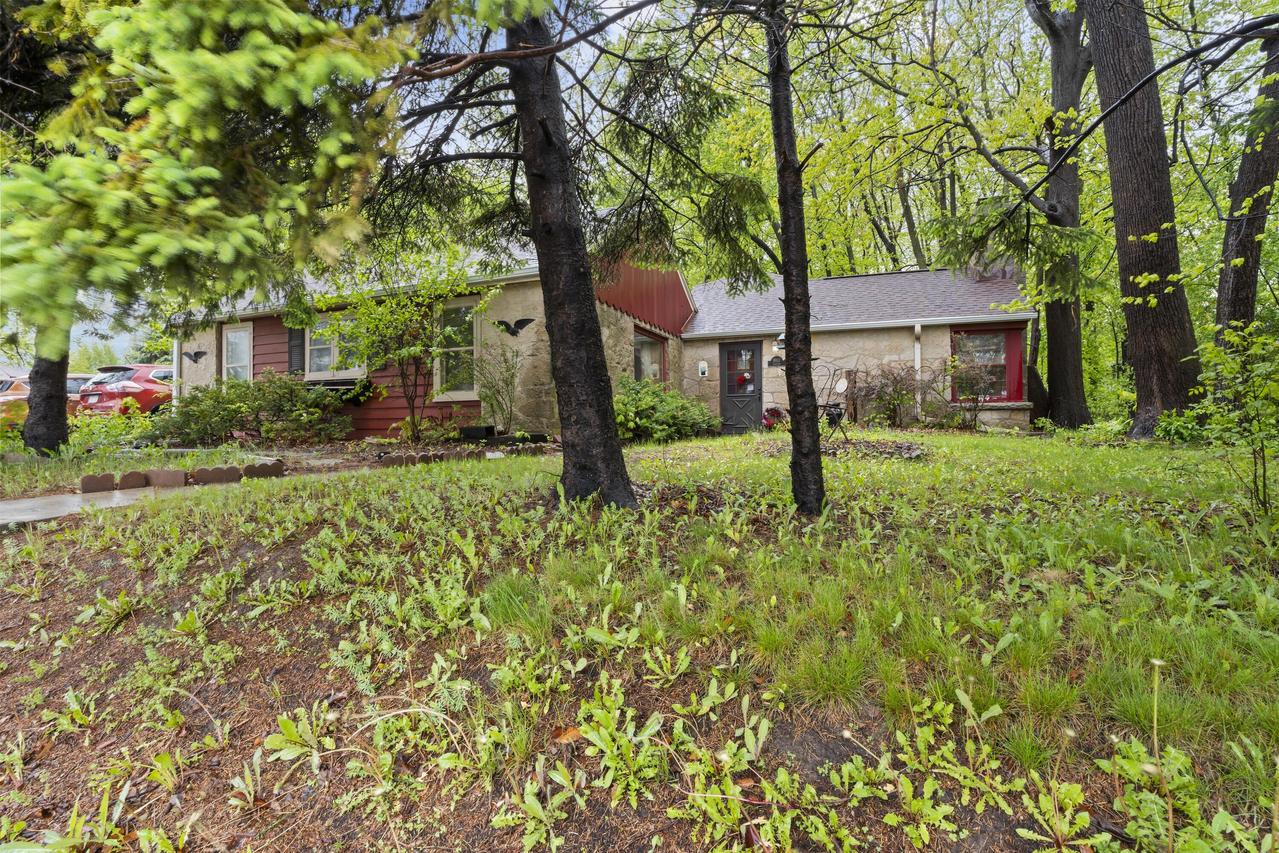 W156N8813 Pilgrim Rd, Menomonee Falls, WI 53051