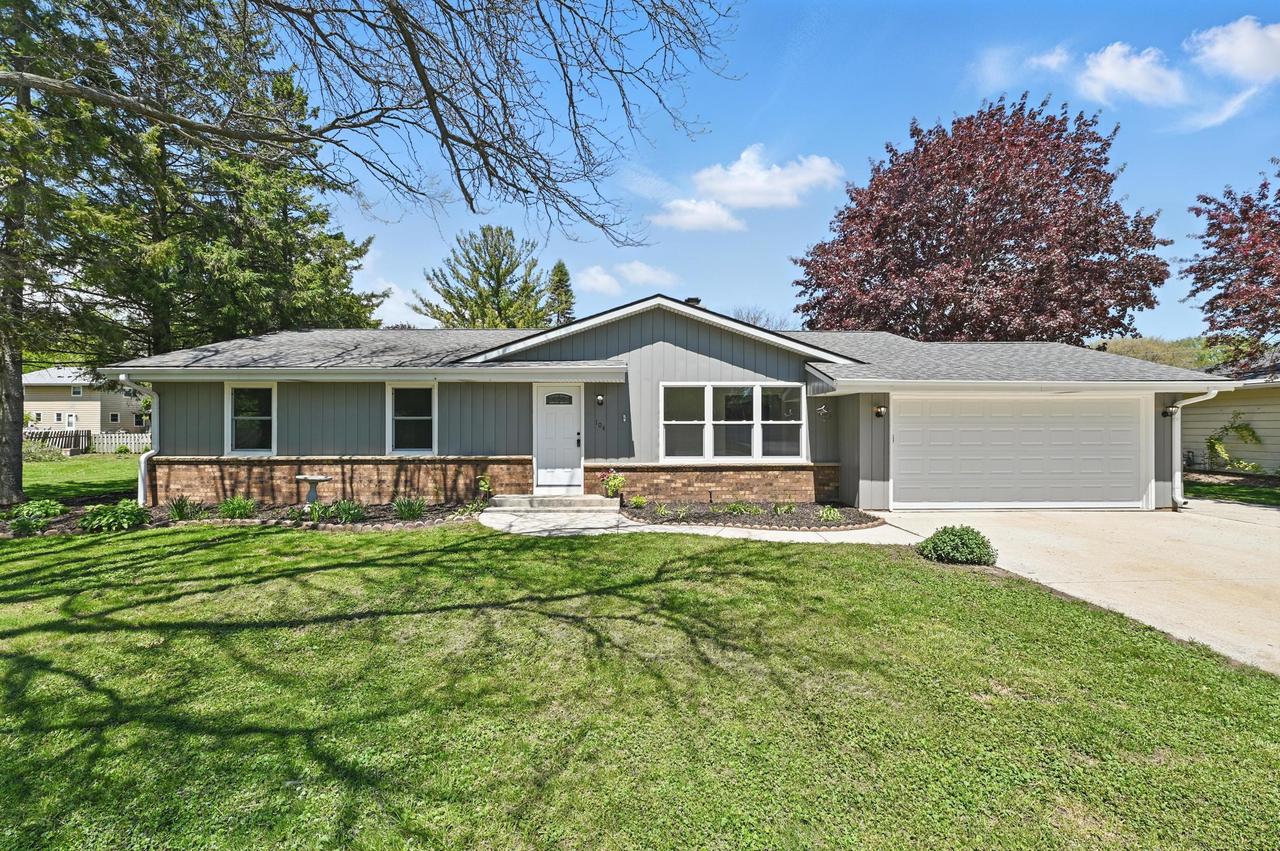 104 W Fransee Ln, Saukville, WI 53080
