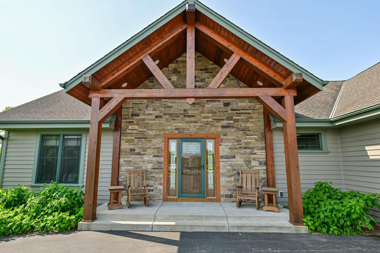 130 Arnold Ct, Dousman, WI 53118