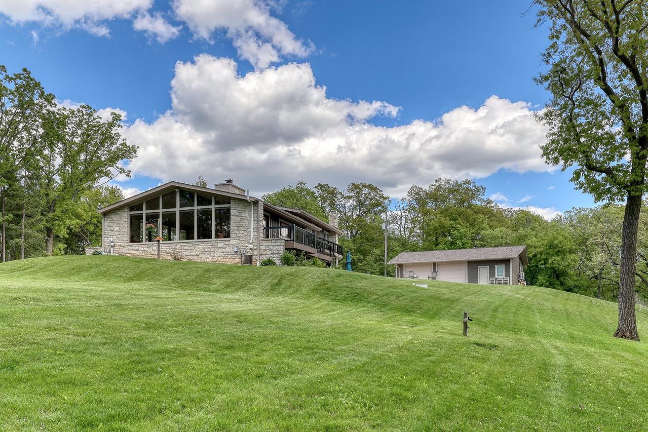 S12W29085 Summit Ave, Delafield, WI 53188