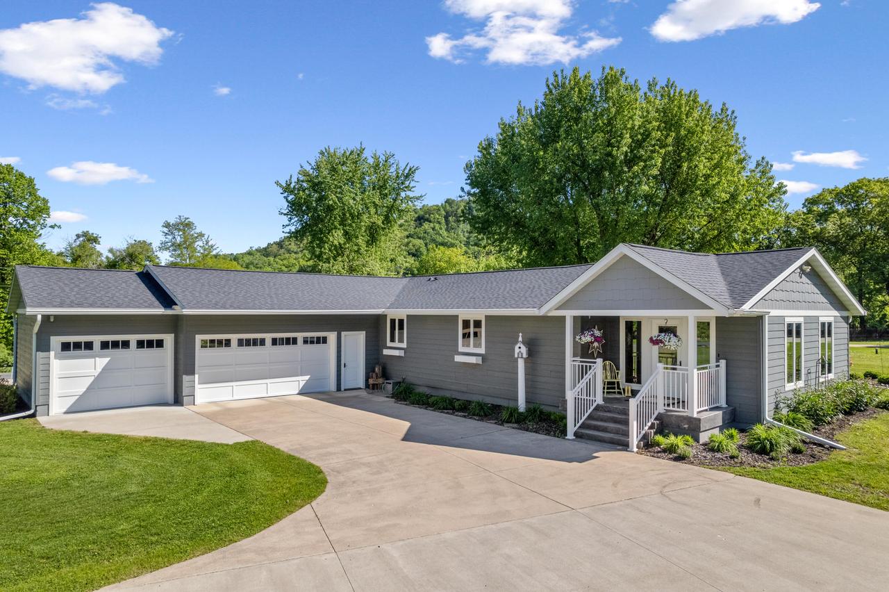 W770 Meadow Ln, Fountain City, WI 54629