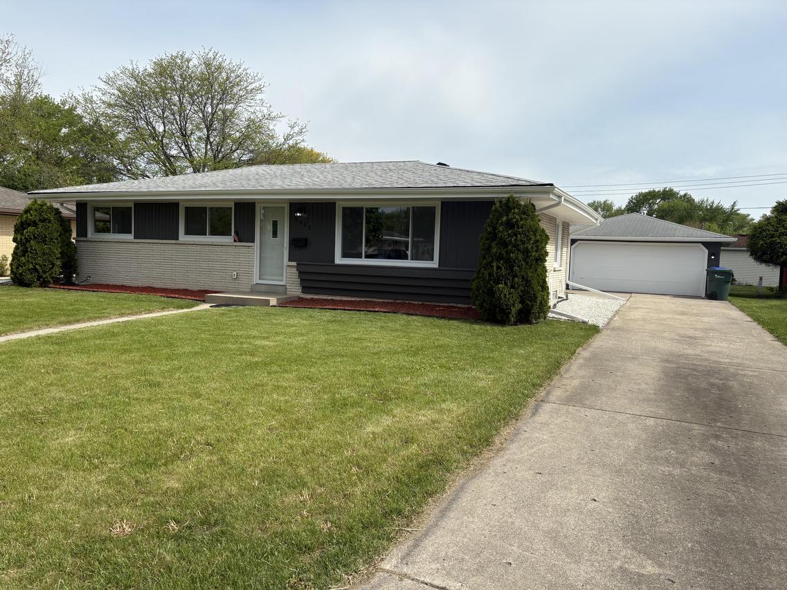 5868 Oriole Ln, Greendale, WI 53129