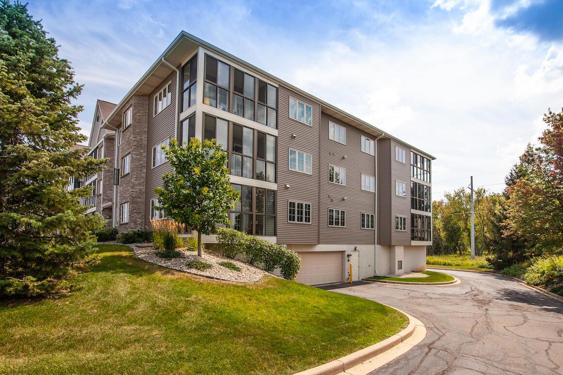 211 Oconomowoc Pkwy, Oconomowoc, WI 53066