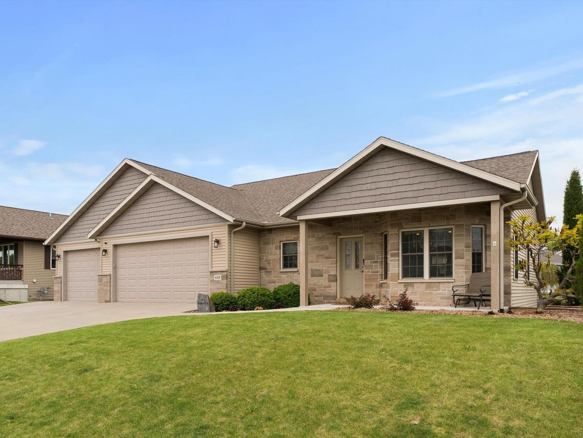 610 Ne Shna Bek Trl, Kewaskum, WI 53040