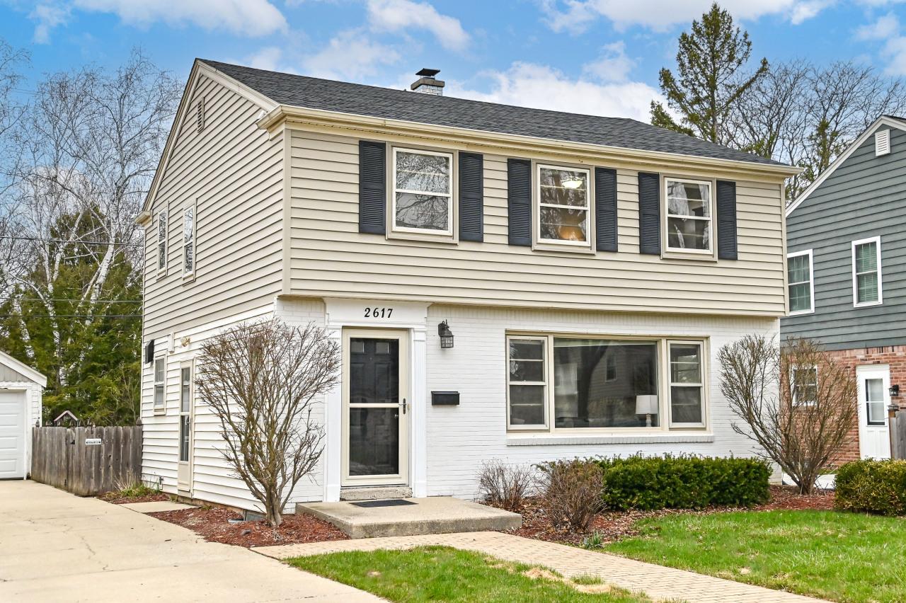 2617 N 96th St, Wauwatosa, WI 53226