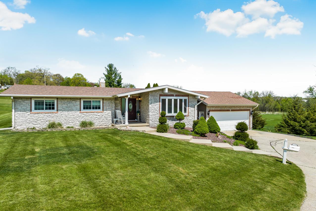 262 Castle Ter, Fontana, WI 53125