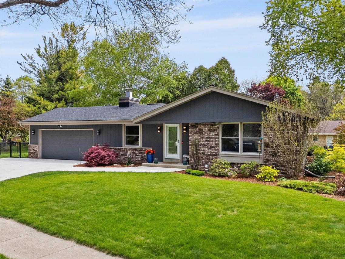 N93W5903 Essex Ct, Cedarburg, WI 53012
