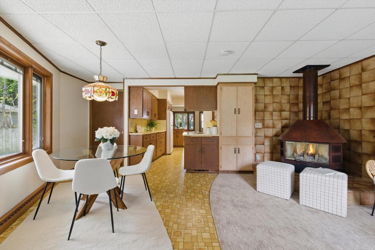 7022 N Navajo Ave, Glendale, WI 53217