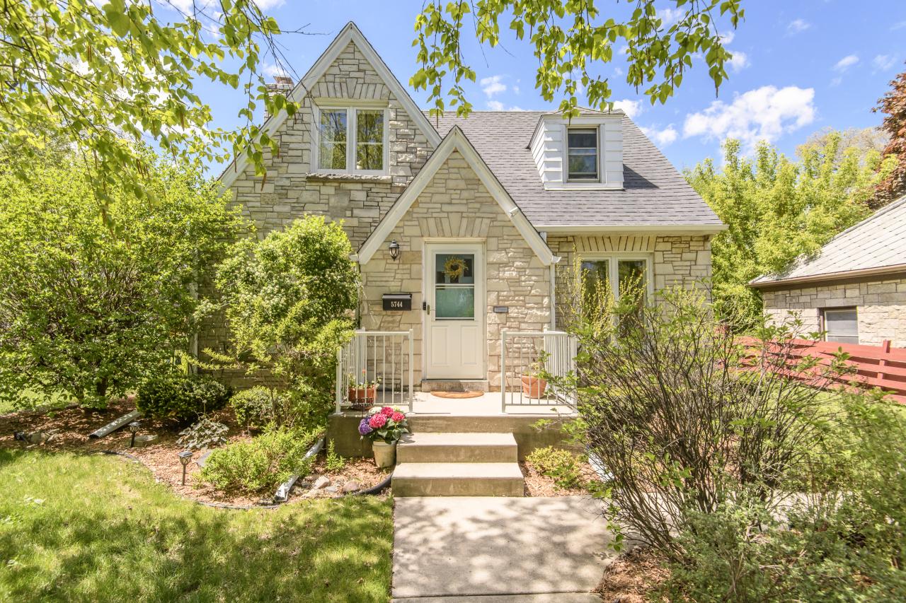 5744 W Rita Dr, West Allis, WI 53219