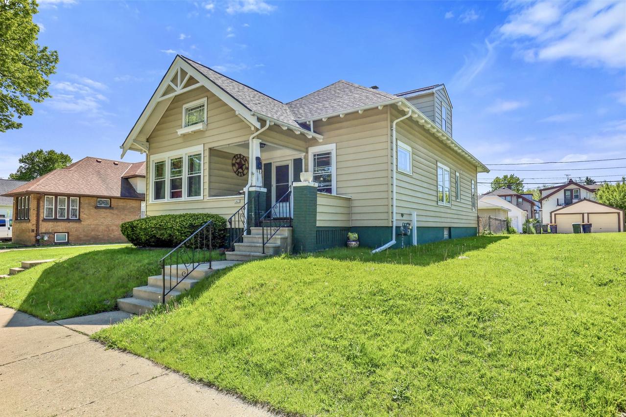 1623 S 57th St, West Allis, WI 53214