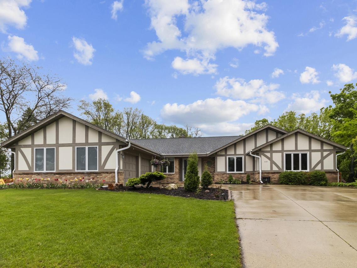 1125 Kinross Ct, West Bend, WI 53095