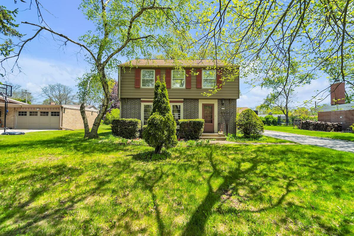 7438 N Seneca Rd, Fox Point, WI 53217