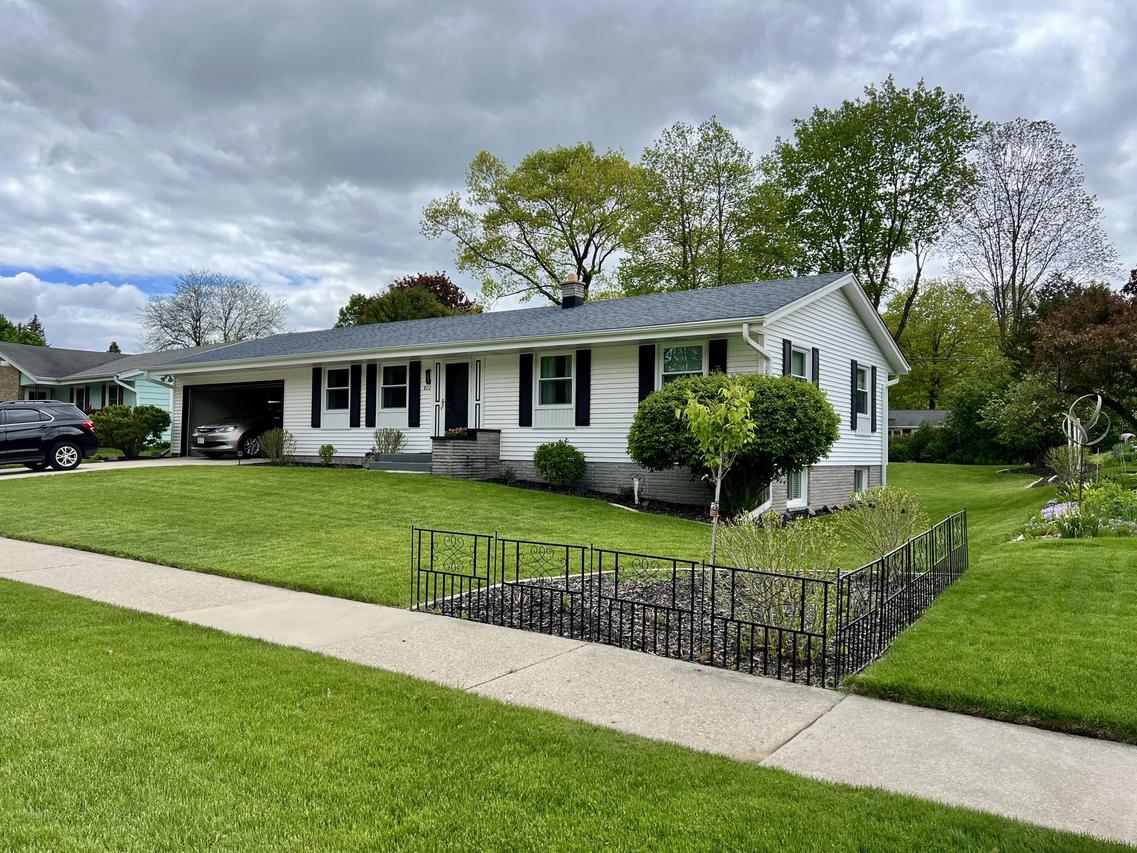 802 Mulberry Dr, West Bend, WI 53090