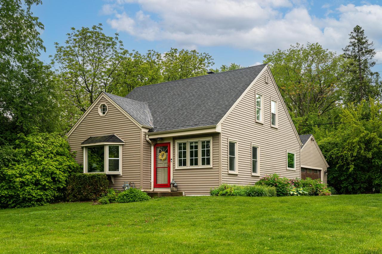 640 Crystal Ln, Elm Grove, WI 53122