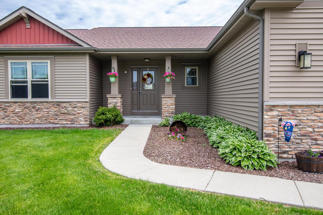 N7984 Woody Ln, Ixonia, WI 53036