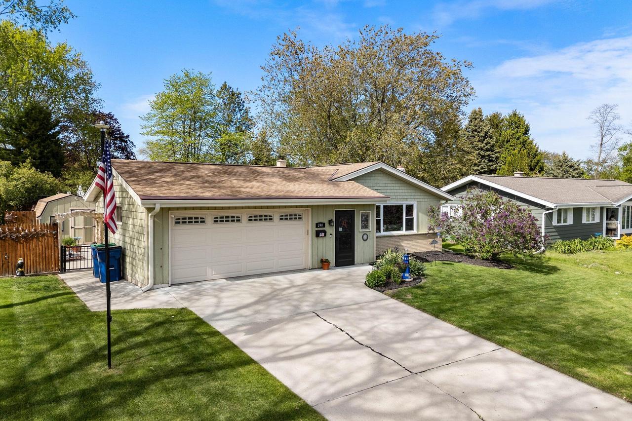 240 E Antoine Dr, Port Washington, WI 53074