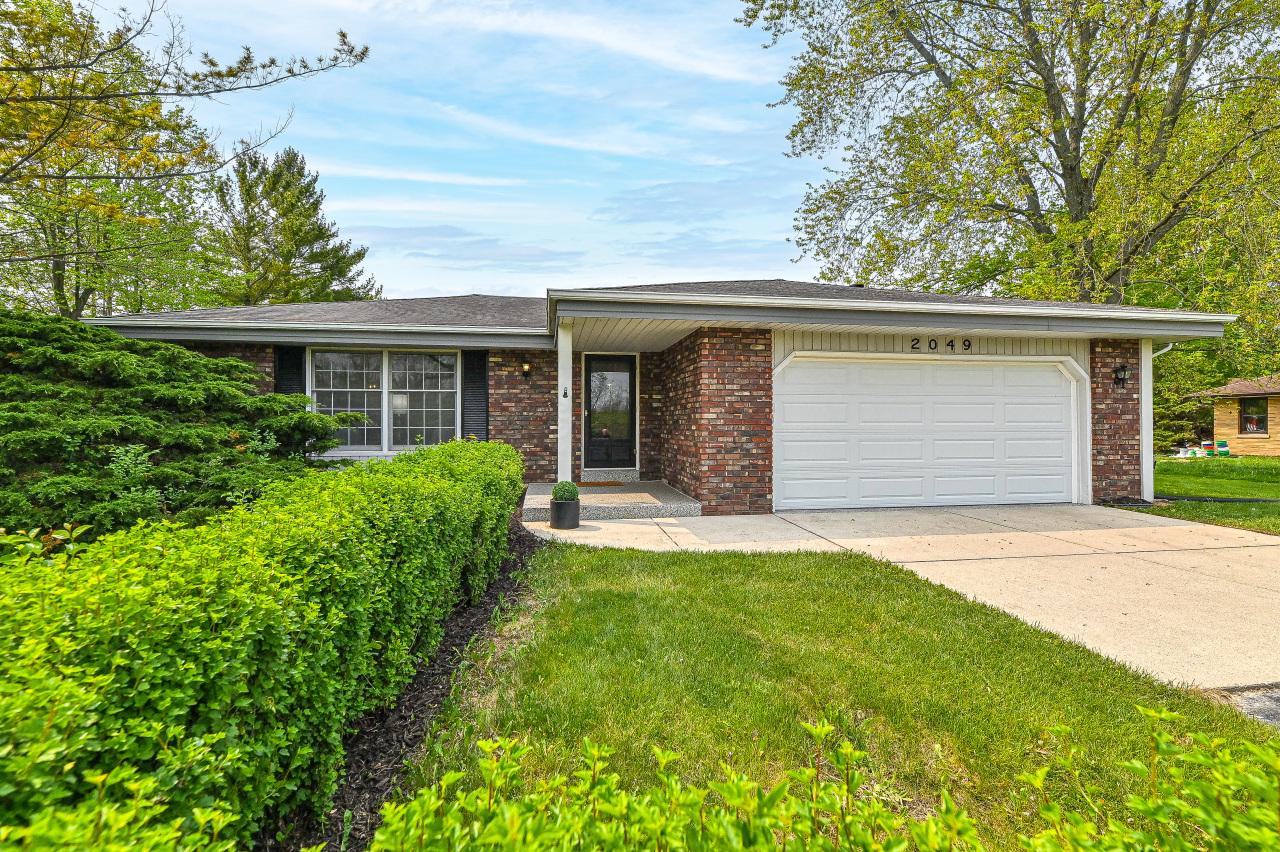 2049 W Glen Oaks Ln, Mequon, WI 53092