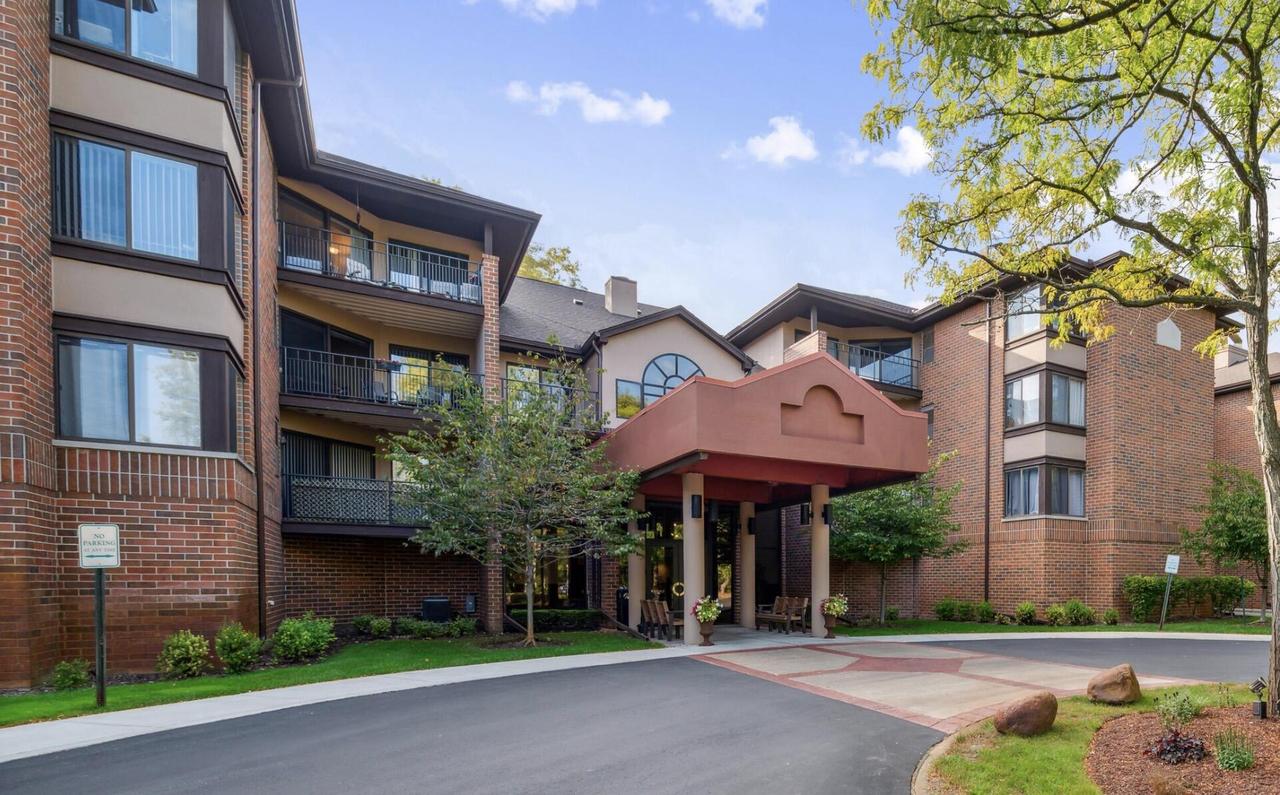 1600 W Green Tree Rd #135, Glendale, WI 53209