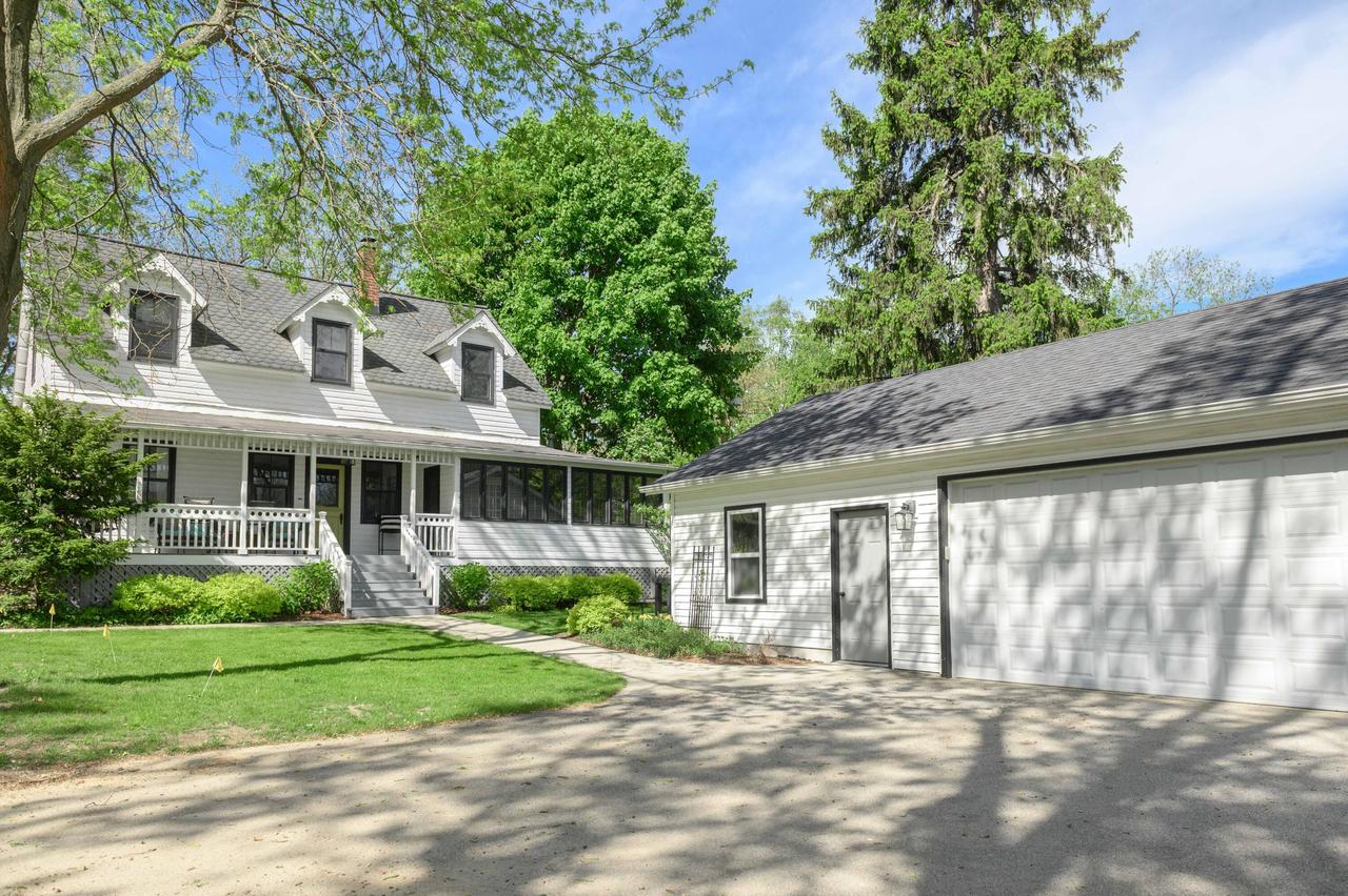 1504 Milwaukee St, Delafield, WI 53018