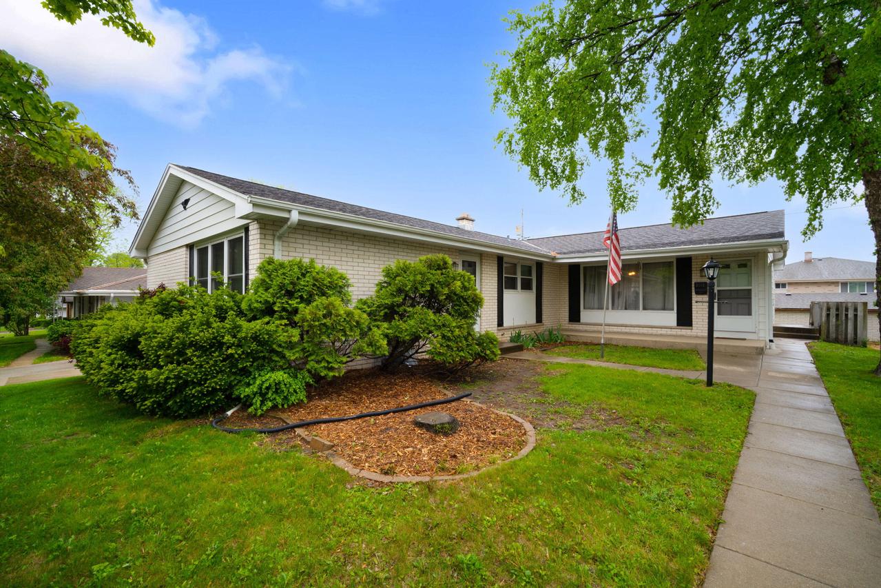 2016 Coronado St #2018, Waukesha, WI 53189