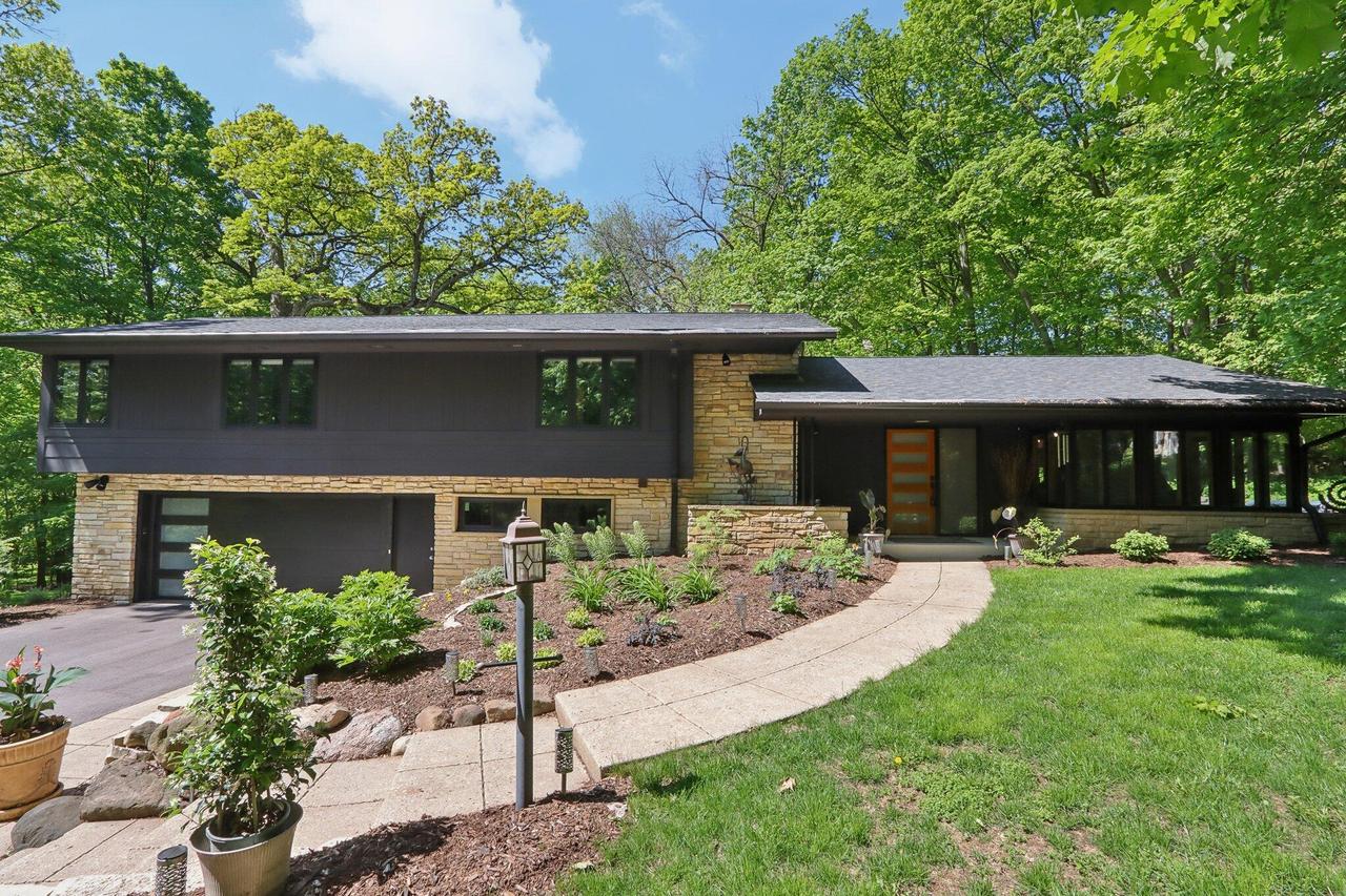 1265 Valley Ridge, Brookfield, WI 53005