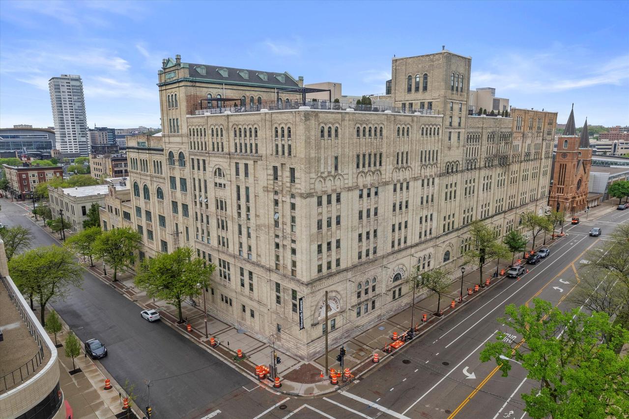 270 E Highland Ave #1031, Milwaukee, WI 53202