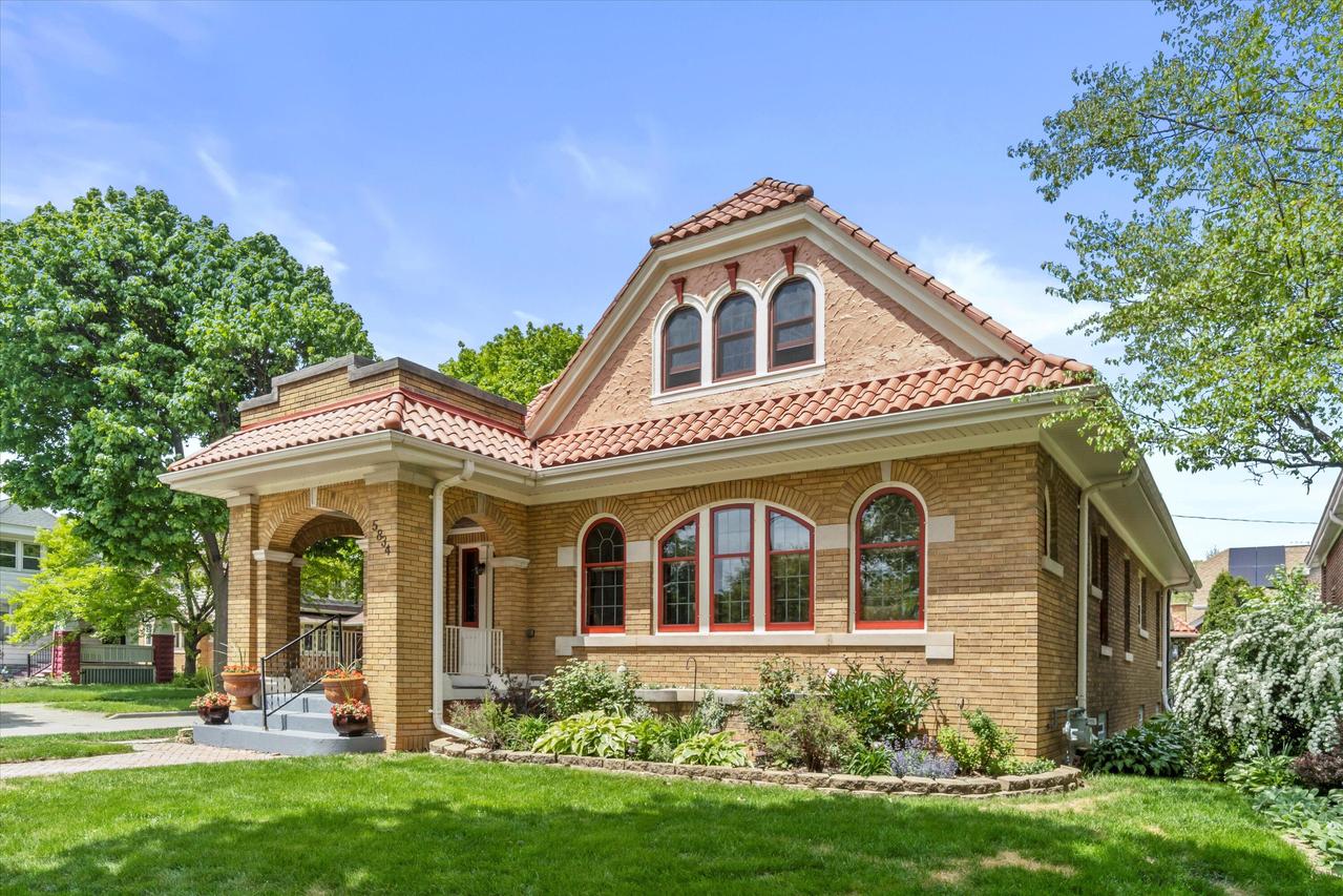 5834 W Elliott Cir, Milwaukee, WI 53208