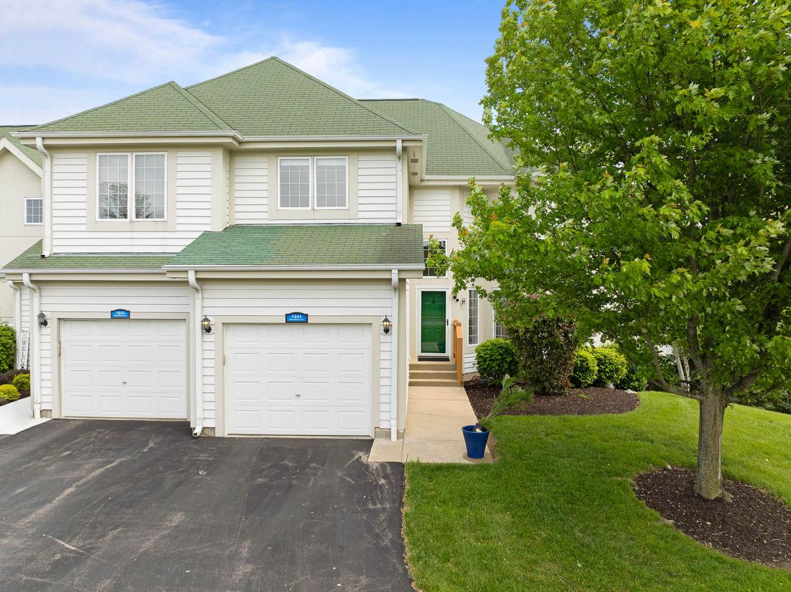 1841 Woodland Cir #12-04, Geneva, WI 53147