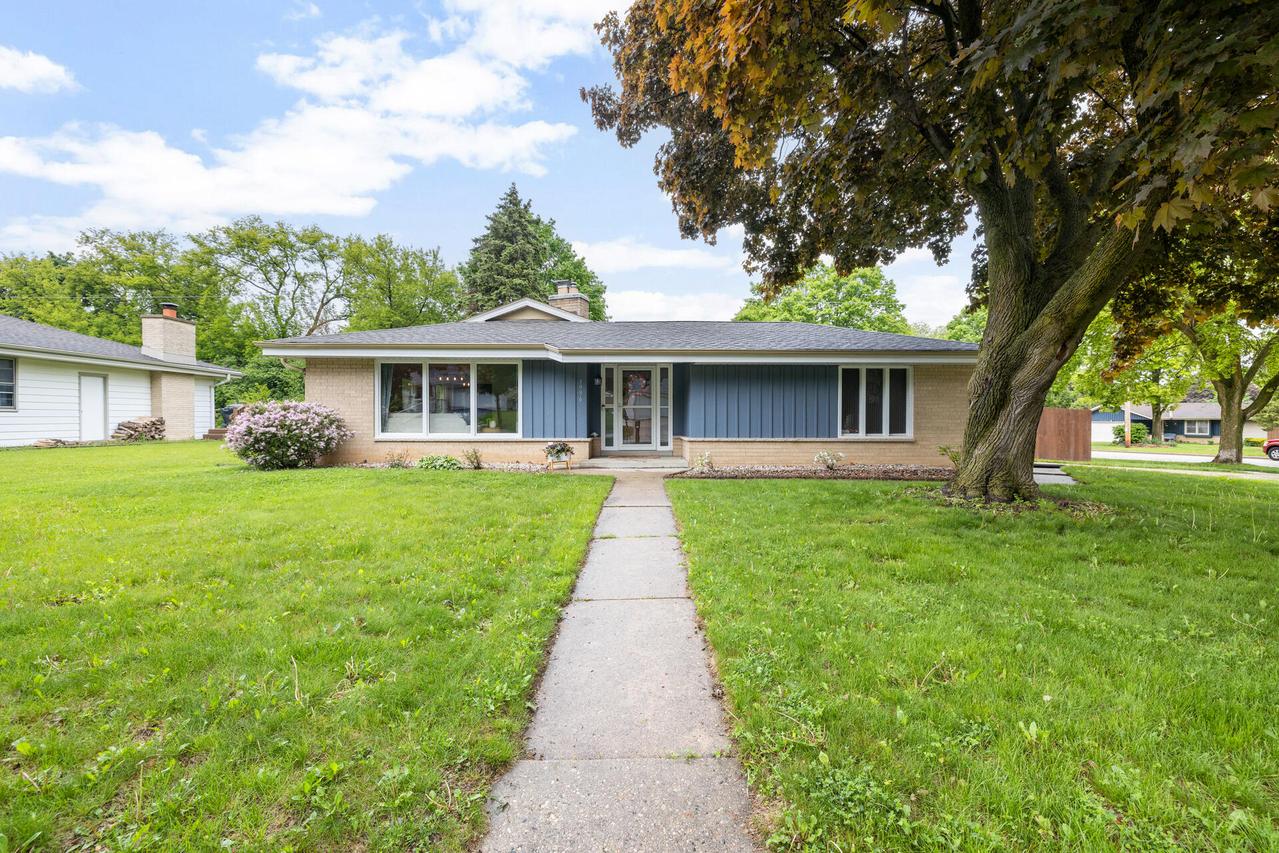 1996 Rambling Rose Rd, Waukesha, WI 53186