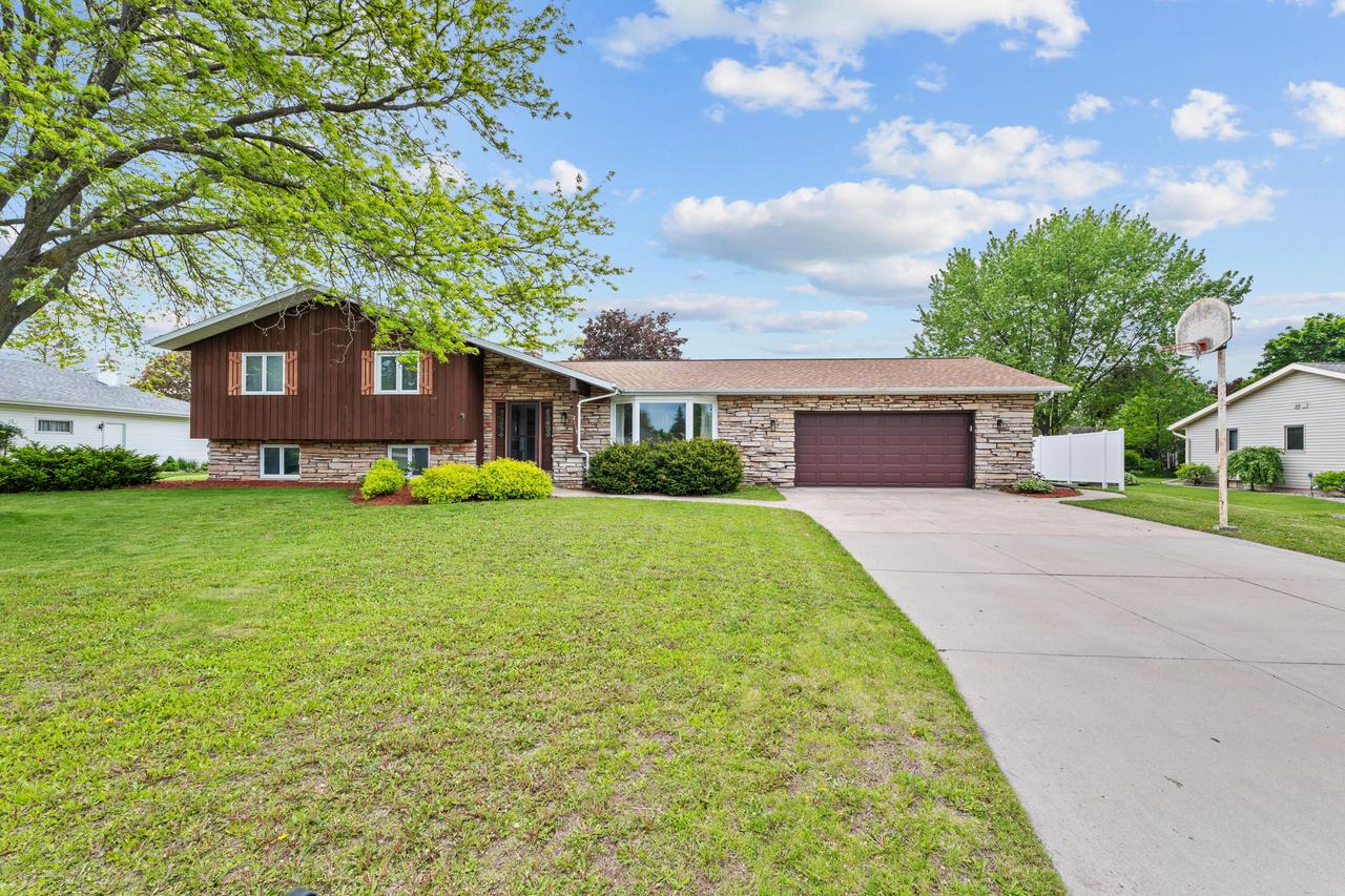 2115 W Applegate Dr, Grand Chute, WI 54914