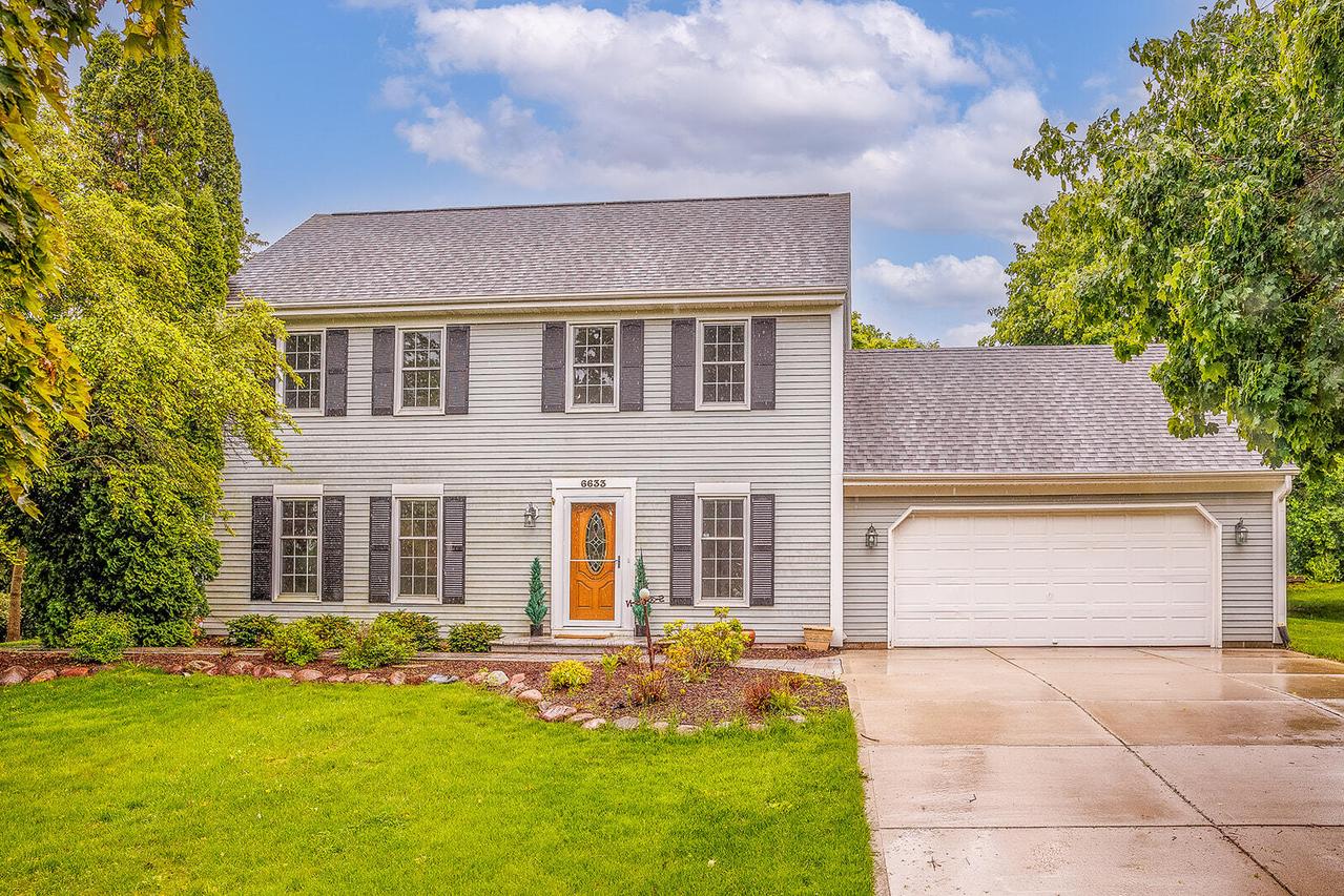 6633 W Beacon Hill, Franklin, WI 53132