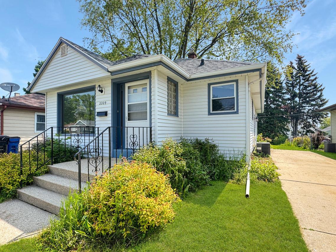 2209 Summit Ave, Racine, WI 53404