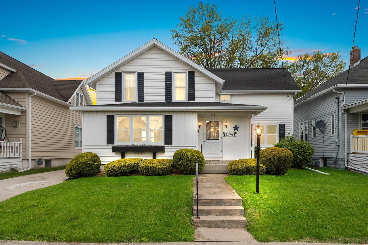 934 N 10th St, Manitowoc, WI 54220