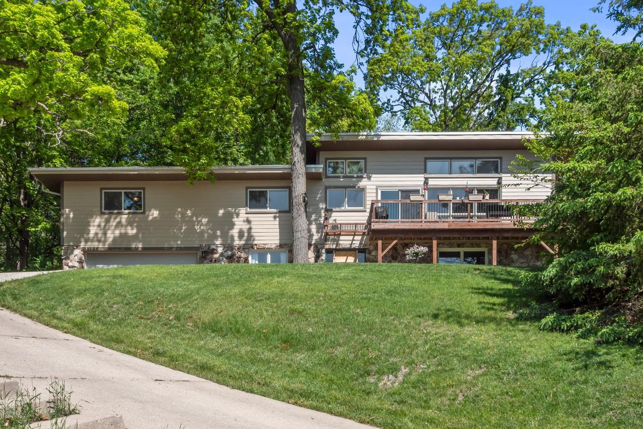 1104 Cavalier Dr, Waukesha, WI 53186