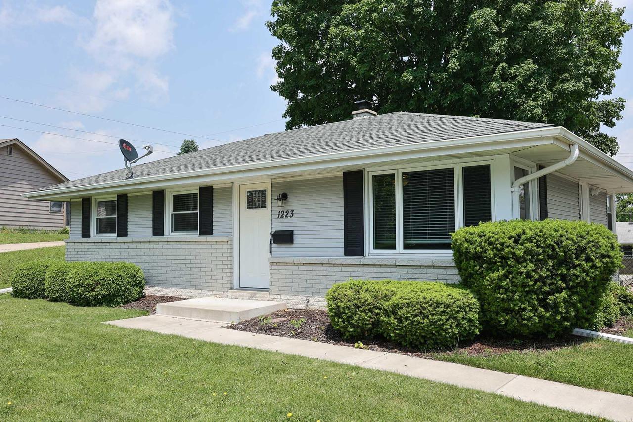 1223 Ed-mar Cir, Waukesha, WI 53188