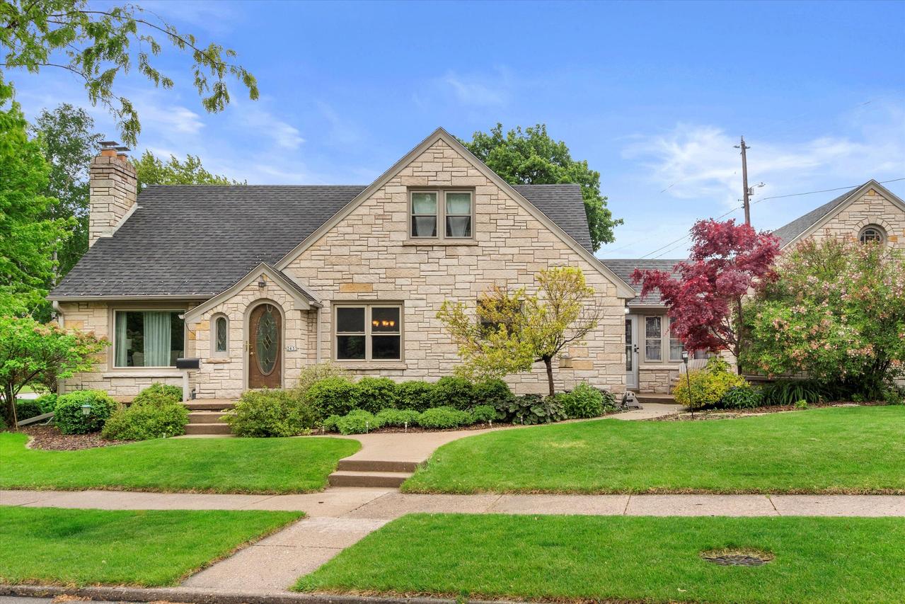 2433 S 52nd St, West Allis, WI 53219