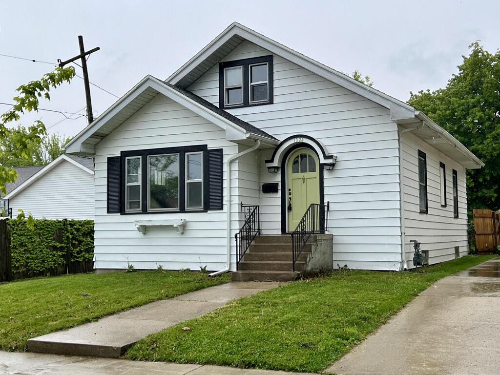 1024 Monroe Ave, Racine, WI 53405