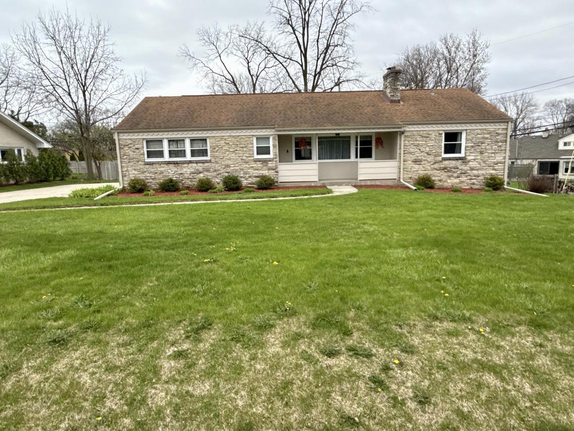 219 W Daphne St, Glendale, WI 53217