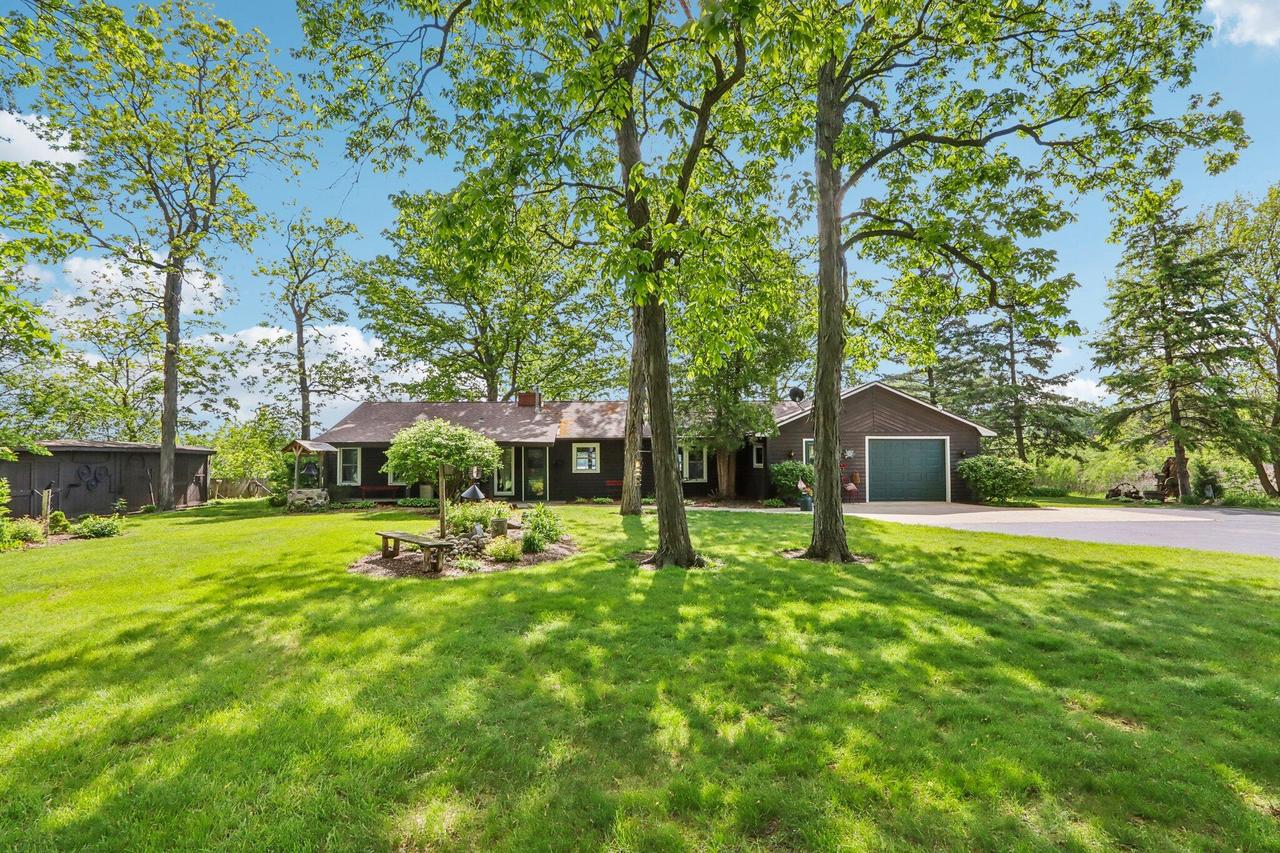 950 N Dousman Rd, Summit, WI 53066