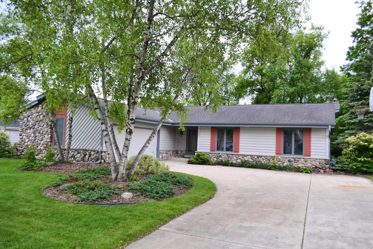 7827 W Canterbury Ct, Franklin, WI 53132