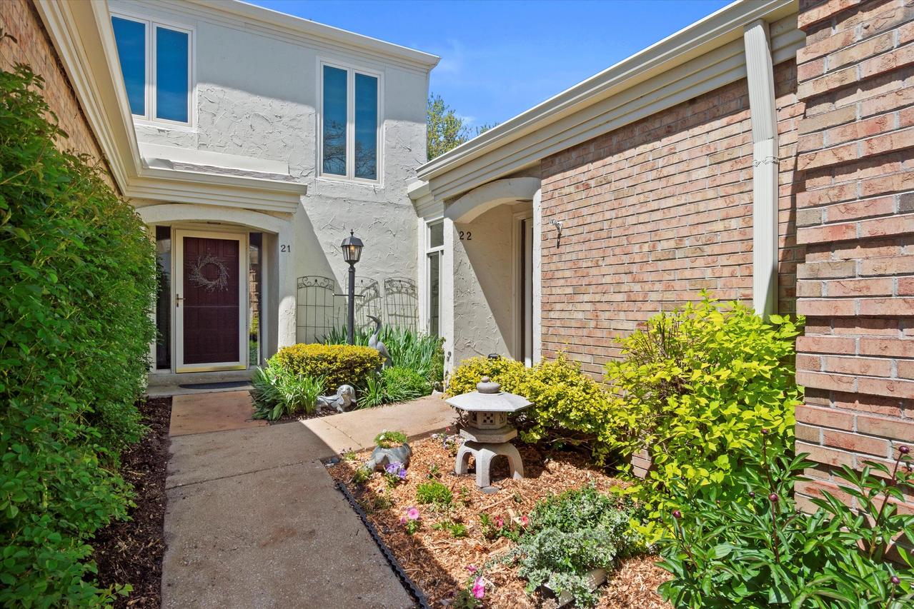 700 Waters Edge Rd #22, Caledonia, WI 53402