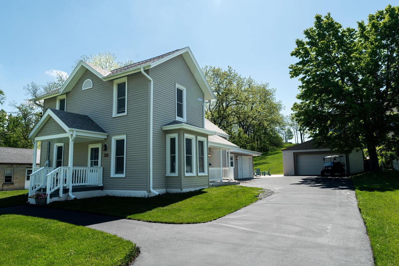 430 Prospect Ave, Pewaukee, WI 53072